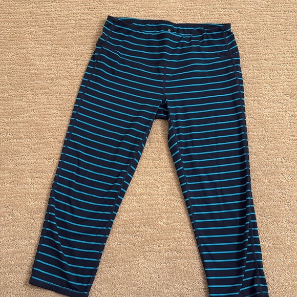 Athleta Chaturanga striped capri size M - Picture 2 of 7
